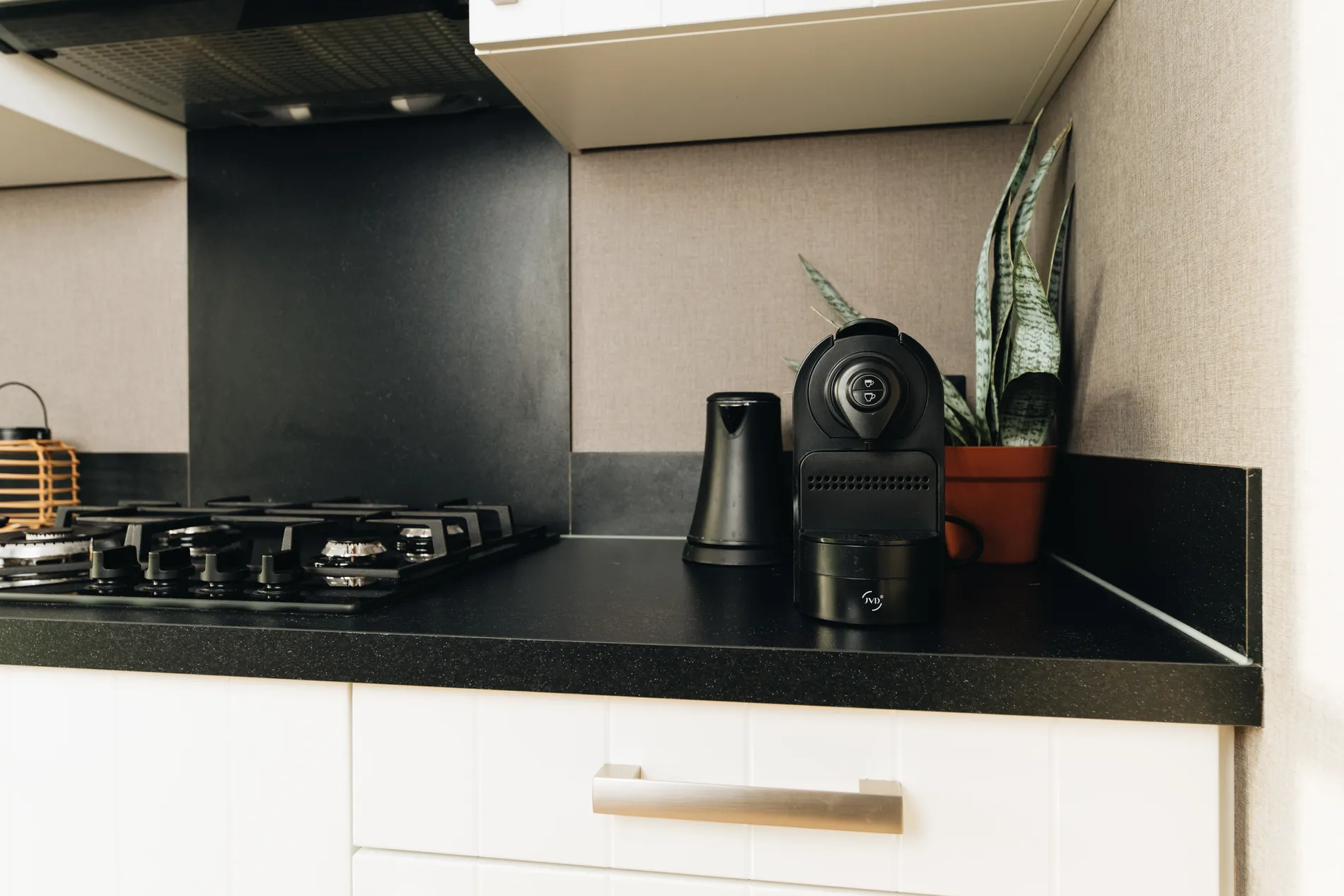 Keukenfaciliteiten in de studio: moderne gaskookplaat en een koffiemachine voor een comfortabel verblijf.